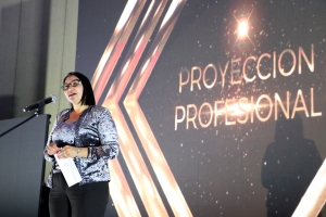 PRESIDENTE CARMEN ELENA RIVAS ENTREGA GALARDON &ldquo;PROYECCI&Oacute;N PROFESIONAL 2019&rdquo; DURANTE GALA DE LA REVISTA DERECHO Y NEGOCIOS