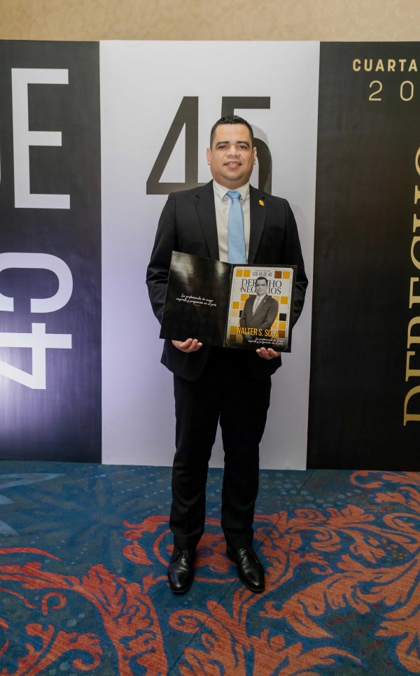Presidente Walter Sosa es galardonado por la revista Derecho y Negocios