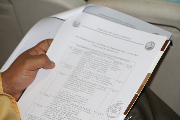CORTE DE CUENTAS ENTREGA M&Aacute;S DE MIL CONSTANCIAS ELECTORALES