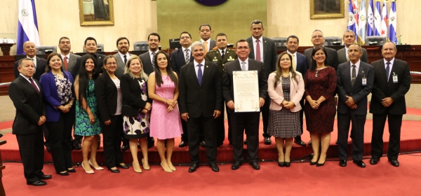 PRIMERA MAGISTRADA CCR PARTICIPA EN ENTREGA DE RECONOCIMIENTO AL CAEE